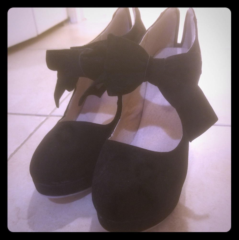 Black Pumps